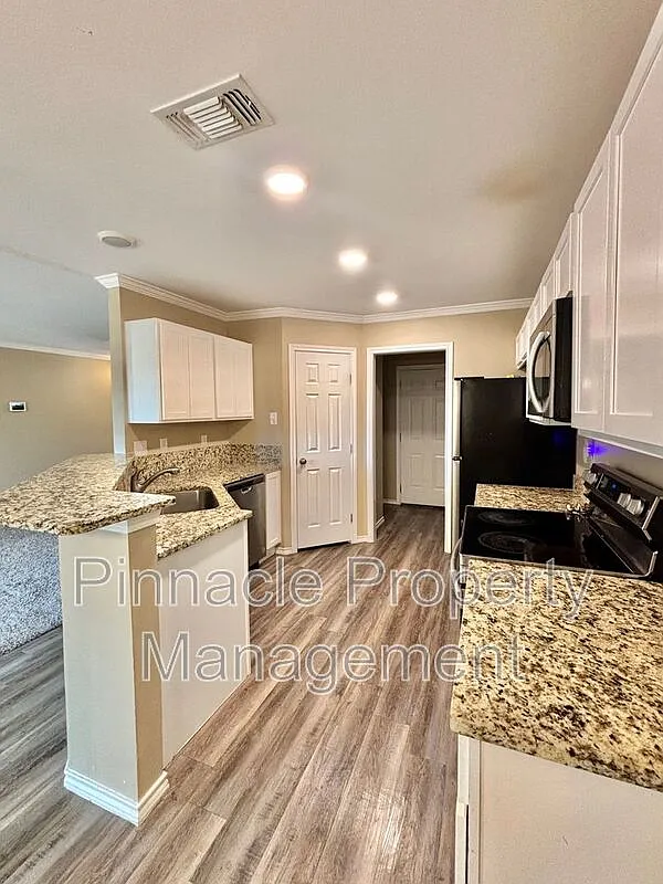 3 bed, 2.0 bath, 1597 sqft, $1,850 — Photo 4