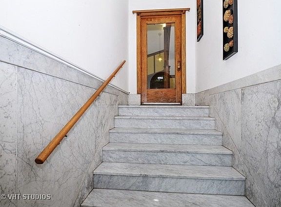 2nd image of 919 W Ainslie St #201