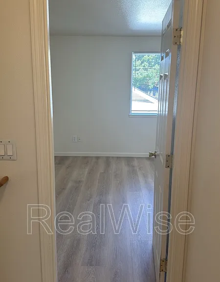 241 NE School St — Photo 23
