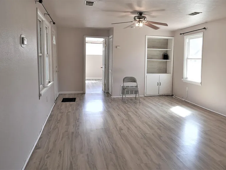 402 W Adams Ave — Photo 2