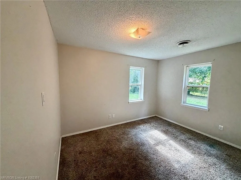 3 bed, 1.5 bath, 1284 sqft, $1,300 — Photo 2