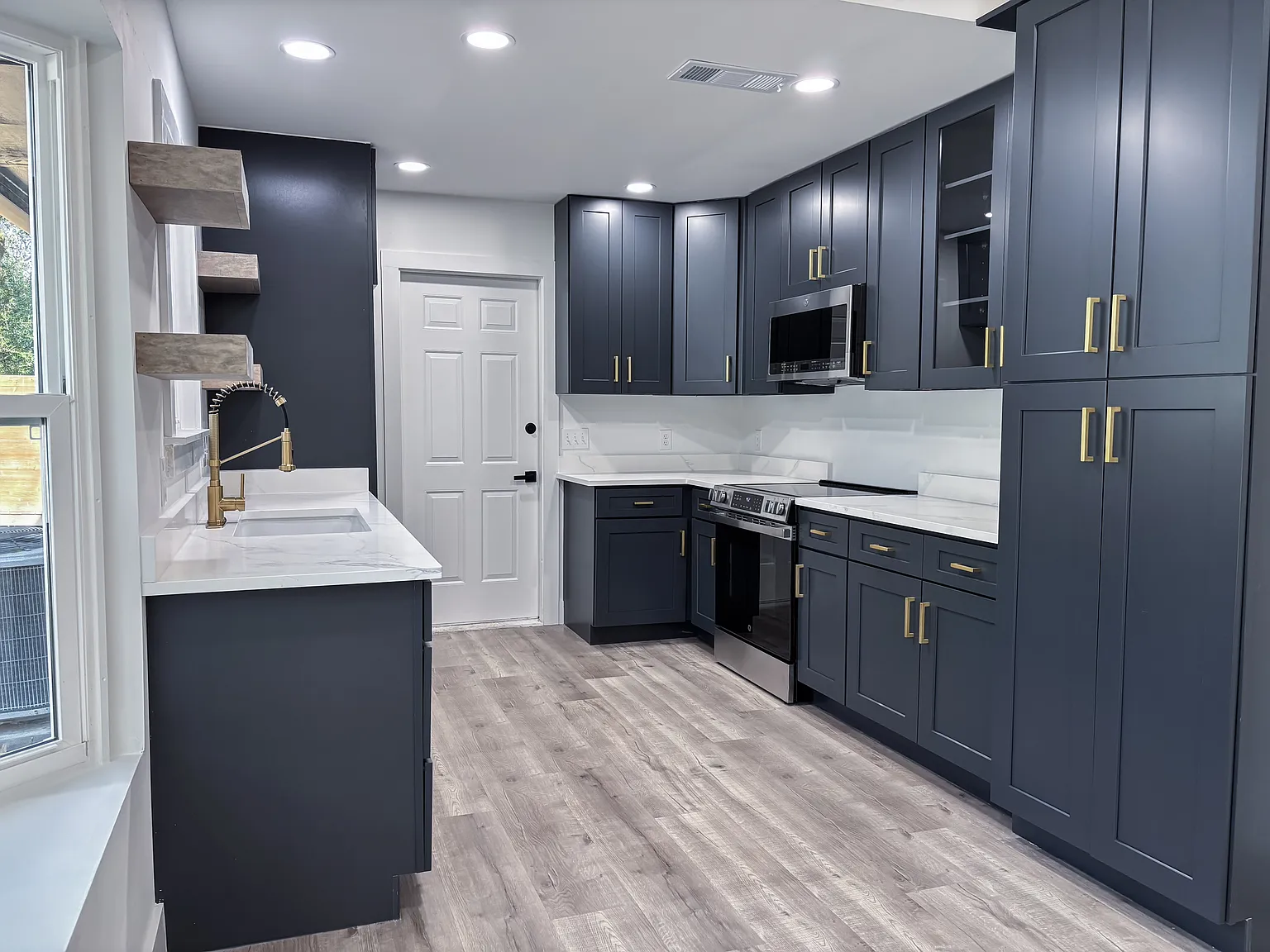 3 bed, 1348 sqft, $4,200 — Photo 3