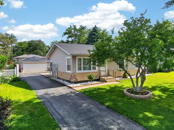 1104 Basin Dr, Lockport, IL 60441