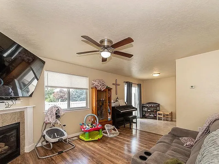 1337 N Gingham Ave — Photo 4