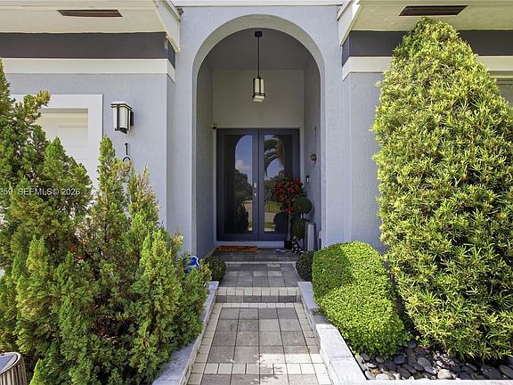 4th image of 105 NE 28th Ct