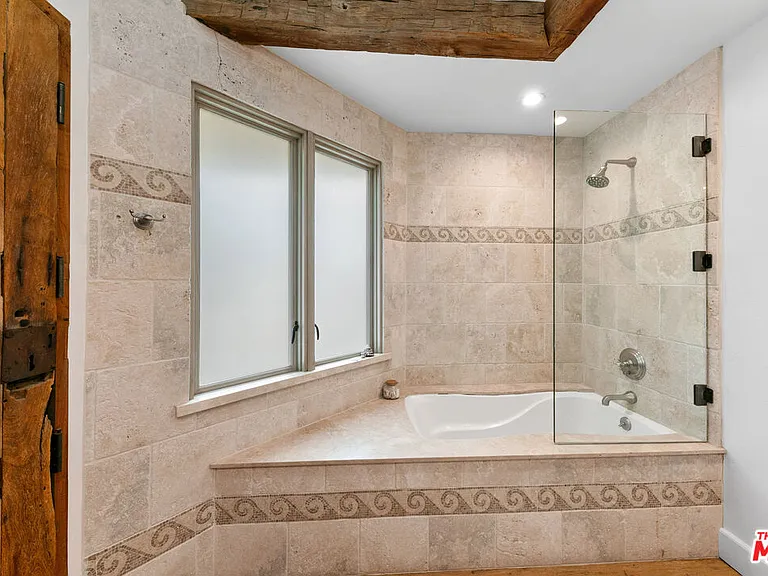 24920 Malibu Rd — Photo 27