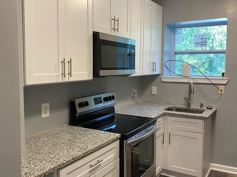 627 Denison St — Photo 11