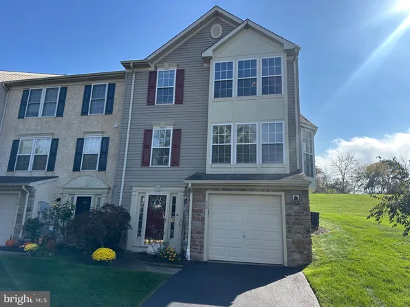 222 Creekside Dr, Pottstown, PA 19464