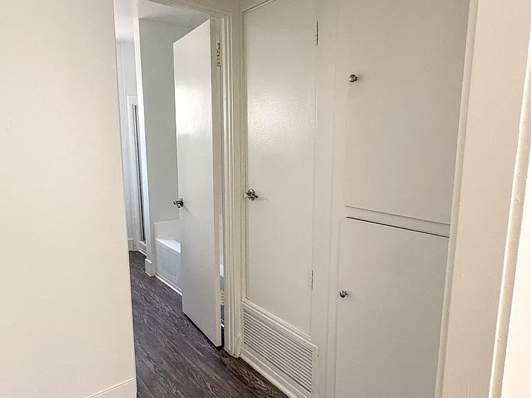 Studio City Midrise — Photo 14
