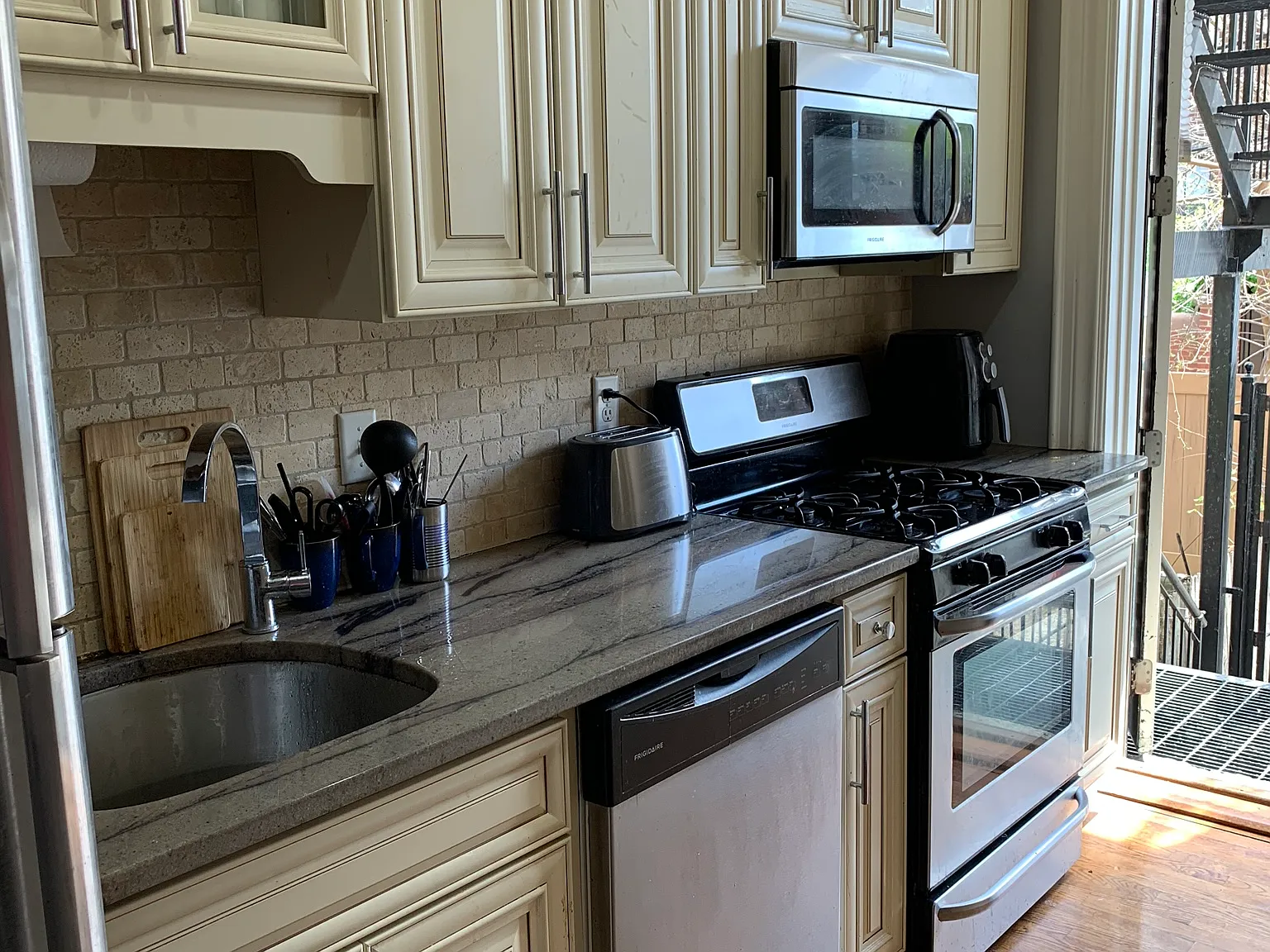 4 bed, 999 sqft, $6,700 — Photo 2
