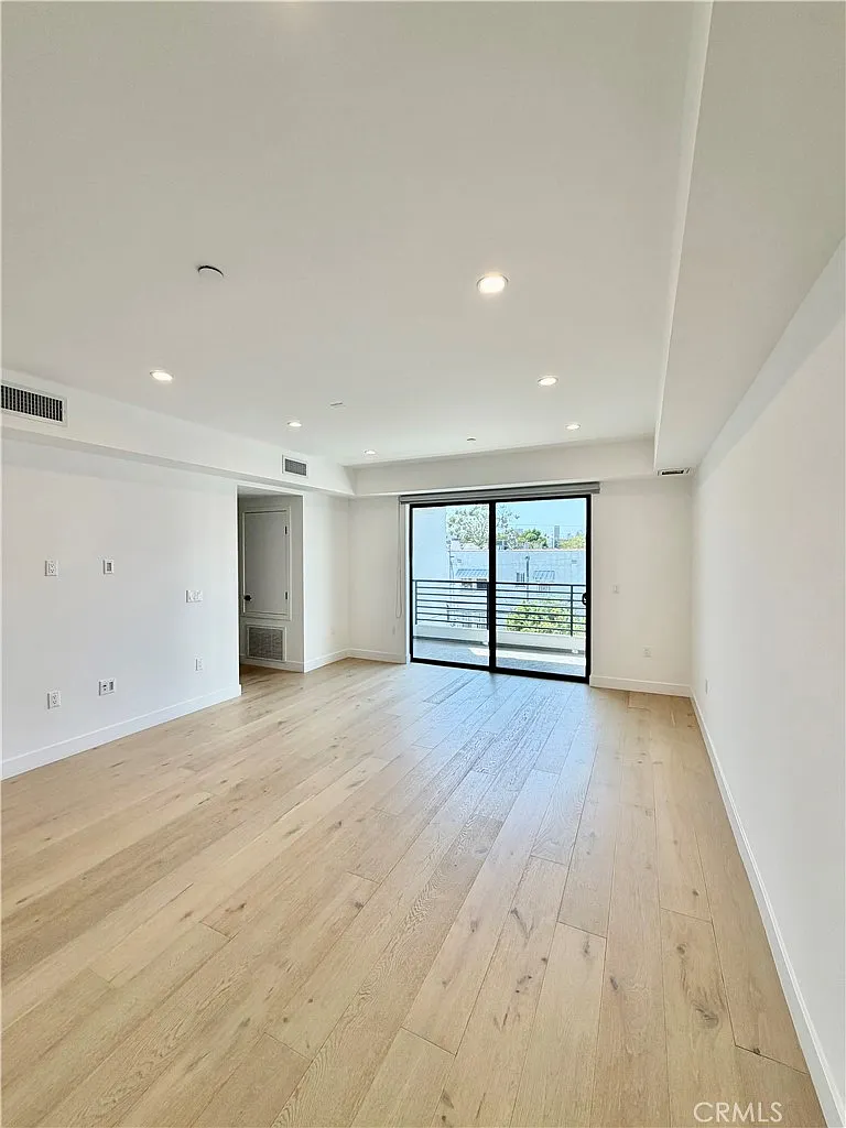 3 bed, 2.5 bath, 1450 sqft, $5,450 — Photo 4