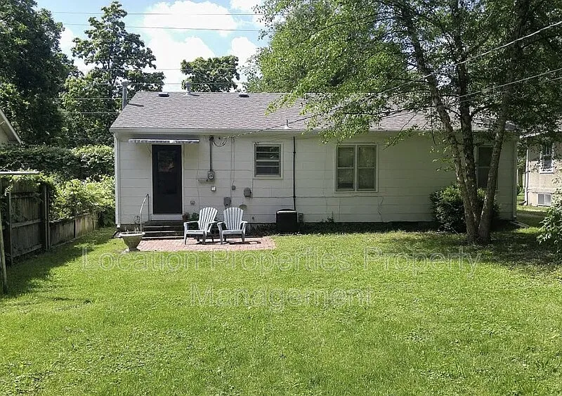 2 bed, 1.0 bath, 876 sqft, $1,395 — Photo 2