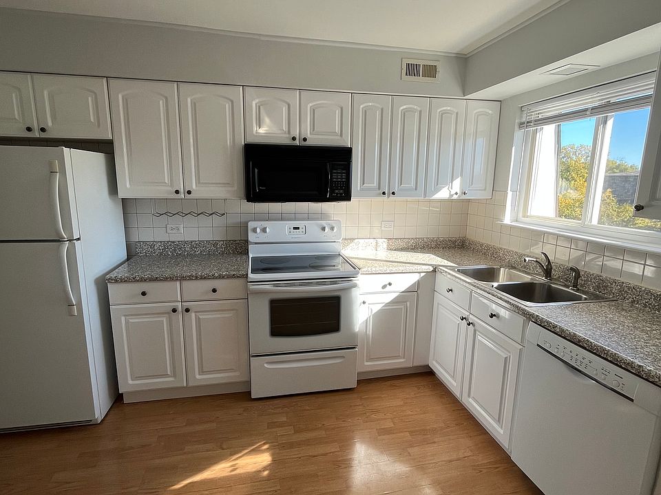 1st image of 9405 Bay Colony Dr
