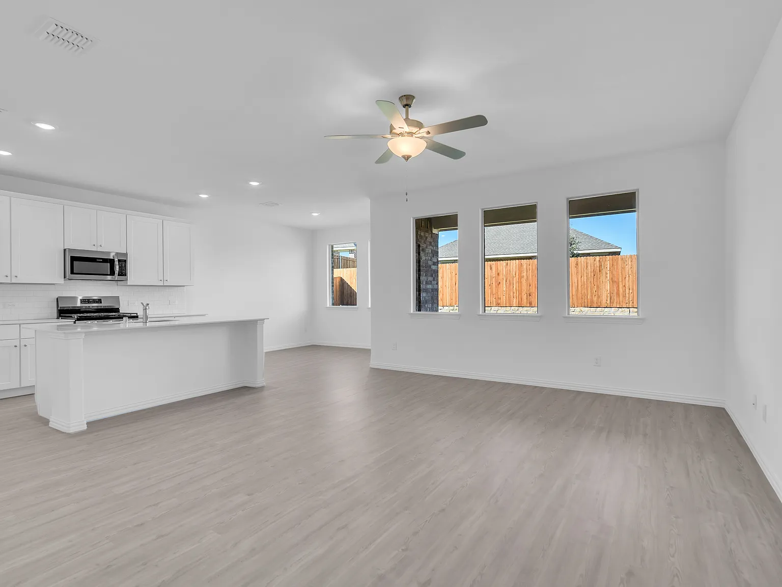 1309 Lazy Grove Dr — Photo 3