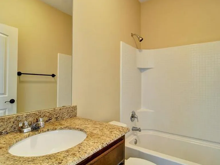 College Ave Apartments — Photo 24