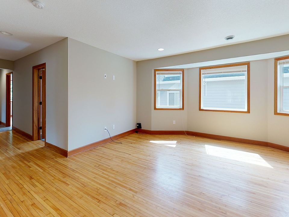 1st image of 1018 16th Ave SE Unit 2