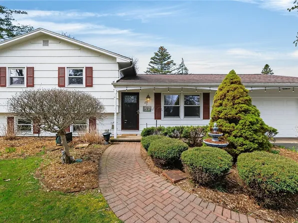 15 Matthew Dr, Fairport, NY 14450