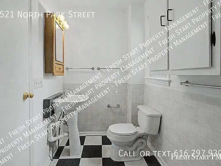 1521 N Park St — Photo 12