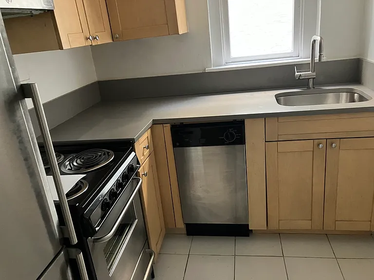 217 E 66th St #404 — Photo 3