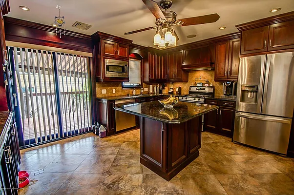 Sold by REMAX Elite | media 17