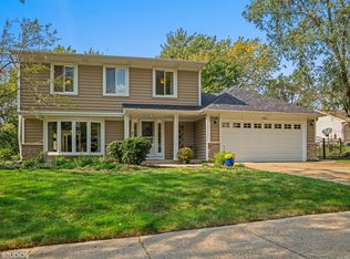 930 Summerfield Dr, Roselle, IL