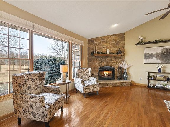 4th image of 754 E Equestrian Pointe Dr