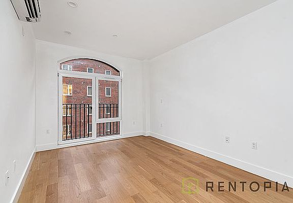 4th image of 961 Willoughby Ave APT 4G