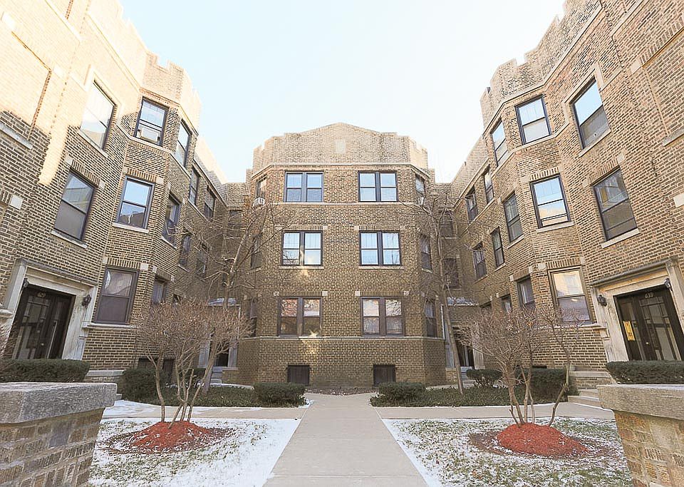 1st image of 637 W Cornelia Ave #4