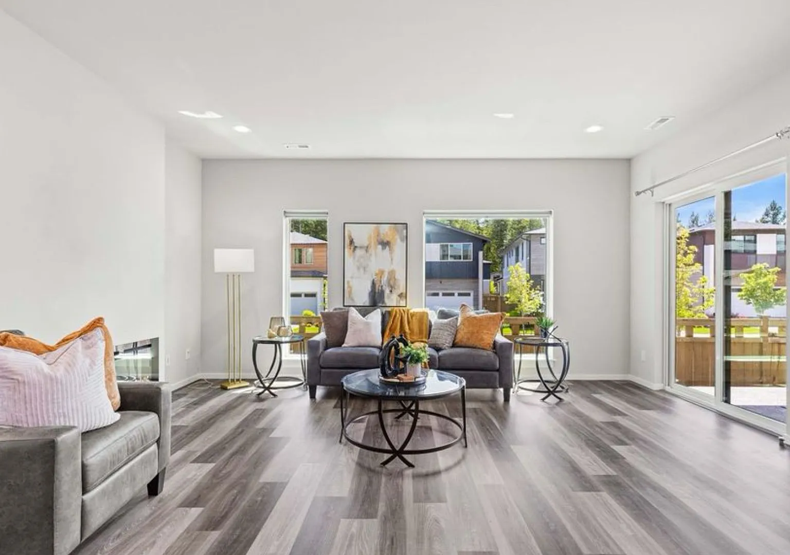 Gorgeous newer construction — Photo 4
