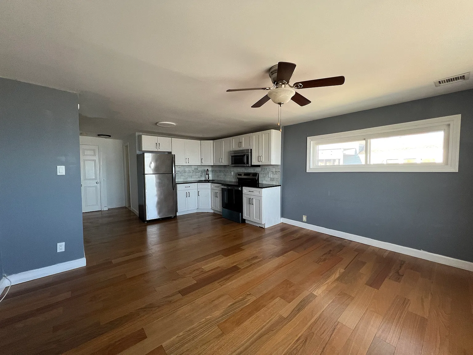 3 bed, 965 sqft, $3,350 — Photo 3