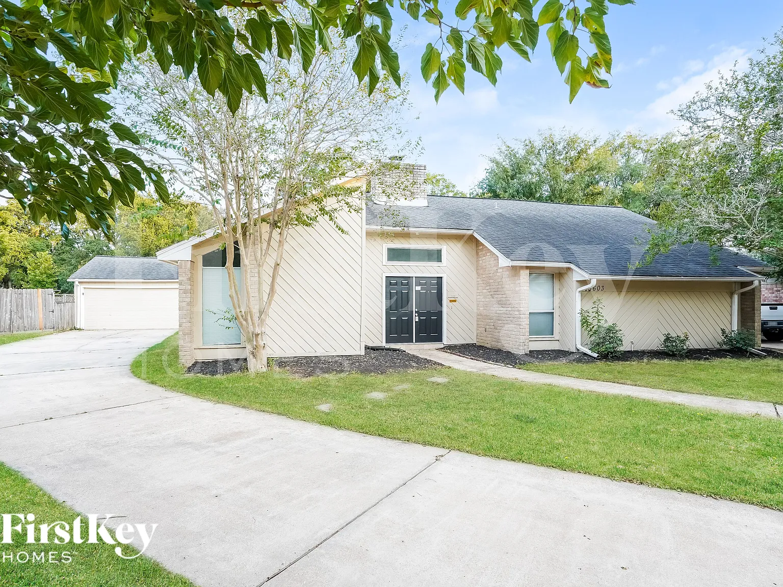 4 bed, 2.5 bath, 2324 sqft, $2,295 — Photo 2