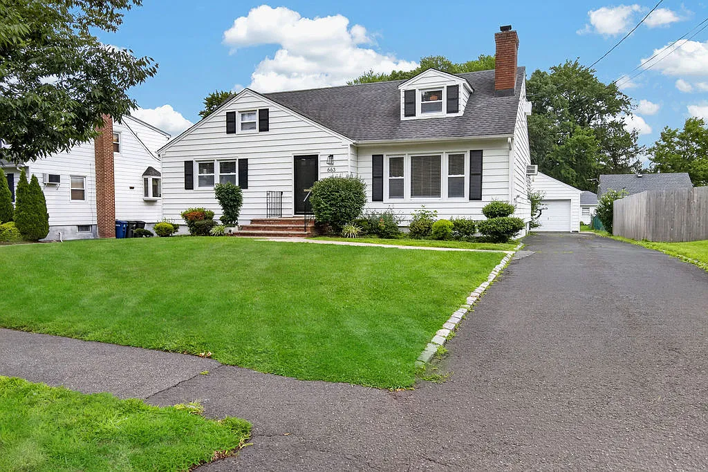 4 bed, 2.5 bath, 1817 sqft, $4,700 — Photo 2