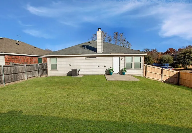 709 Alder Dr — Photo 2