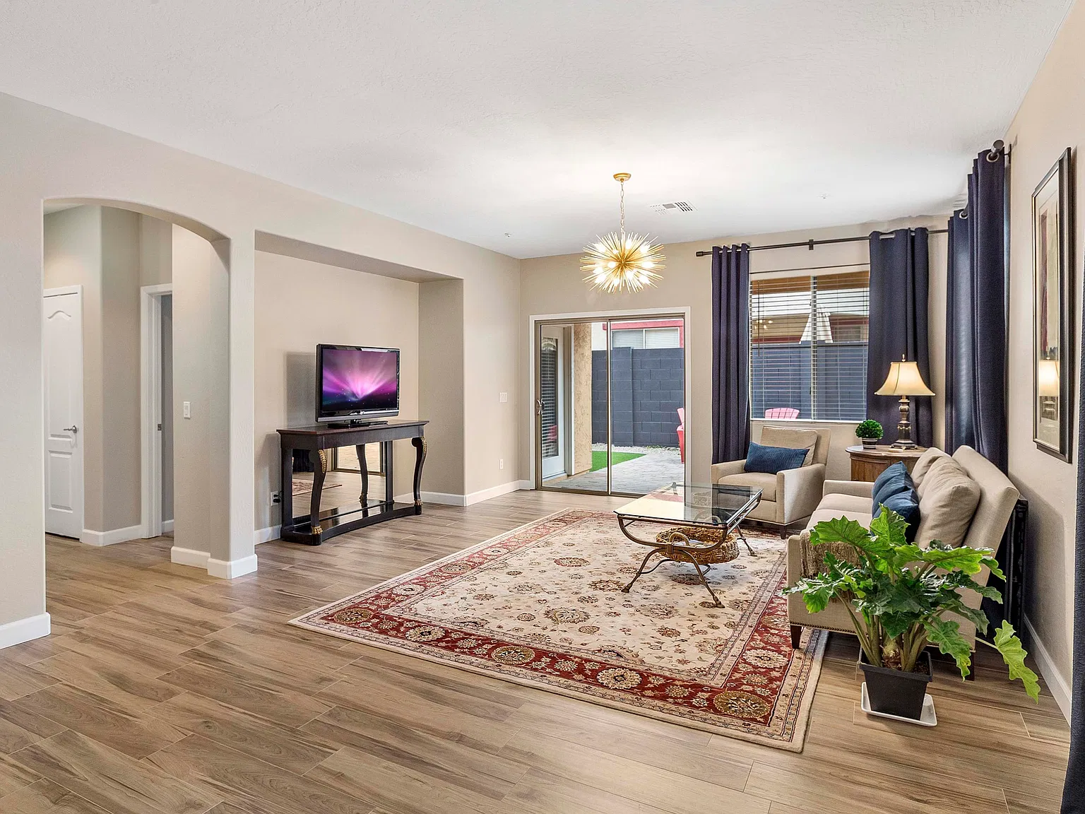 3 bed, 2.0 bath, 1421 sqft, $2,250 — Photo 2