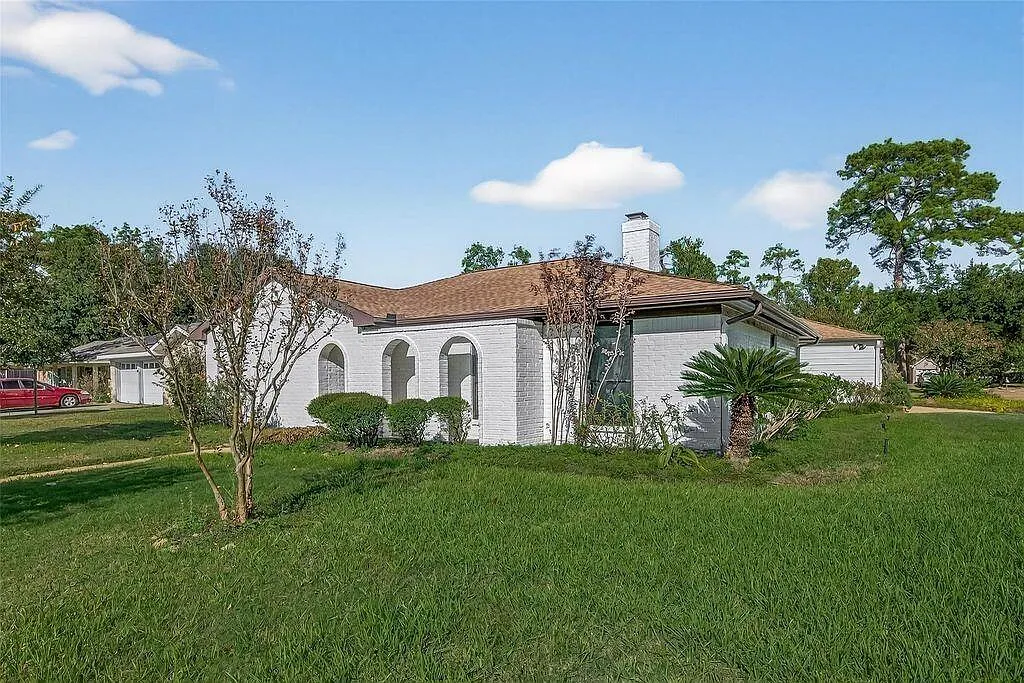 4 bed, 2.0 bath, 1908 sqft, $2,200 — Photo 2