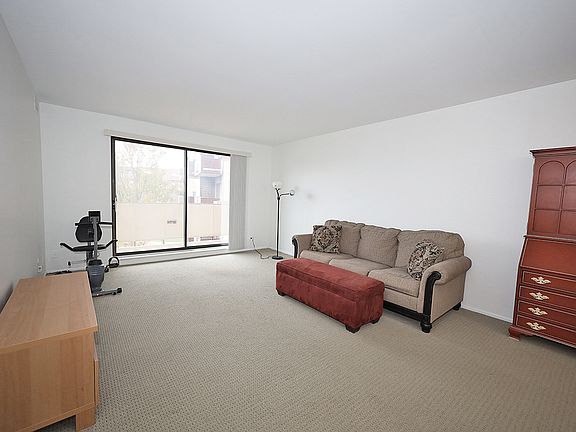 2nd image of 850 Wellington Ave Unit 301