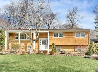 16 Country Ln, Hillsdale, NJ 07642