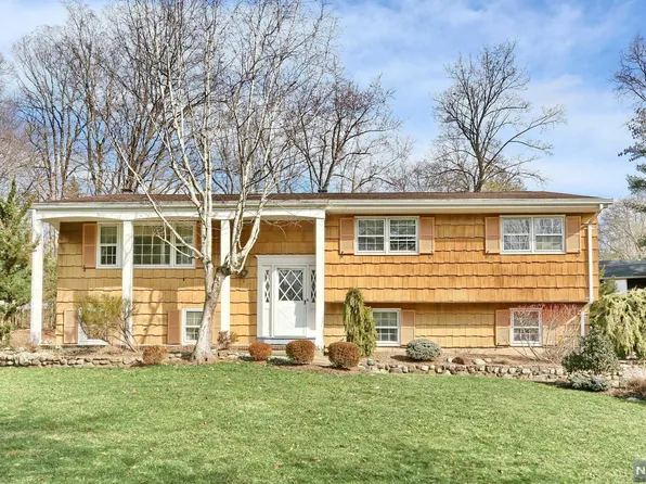 16 Country Ln, Hillsdale, NJ 07642