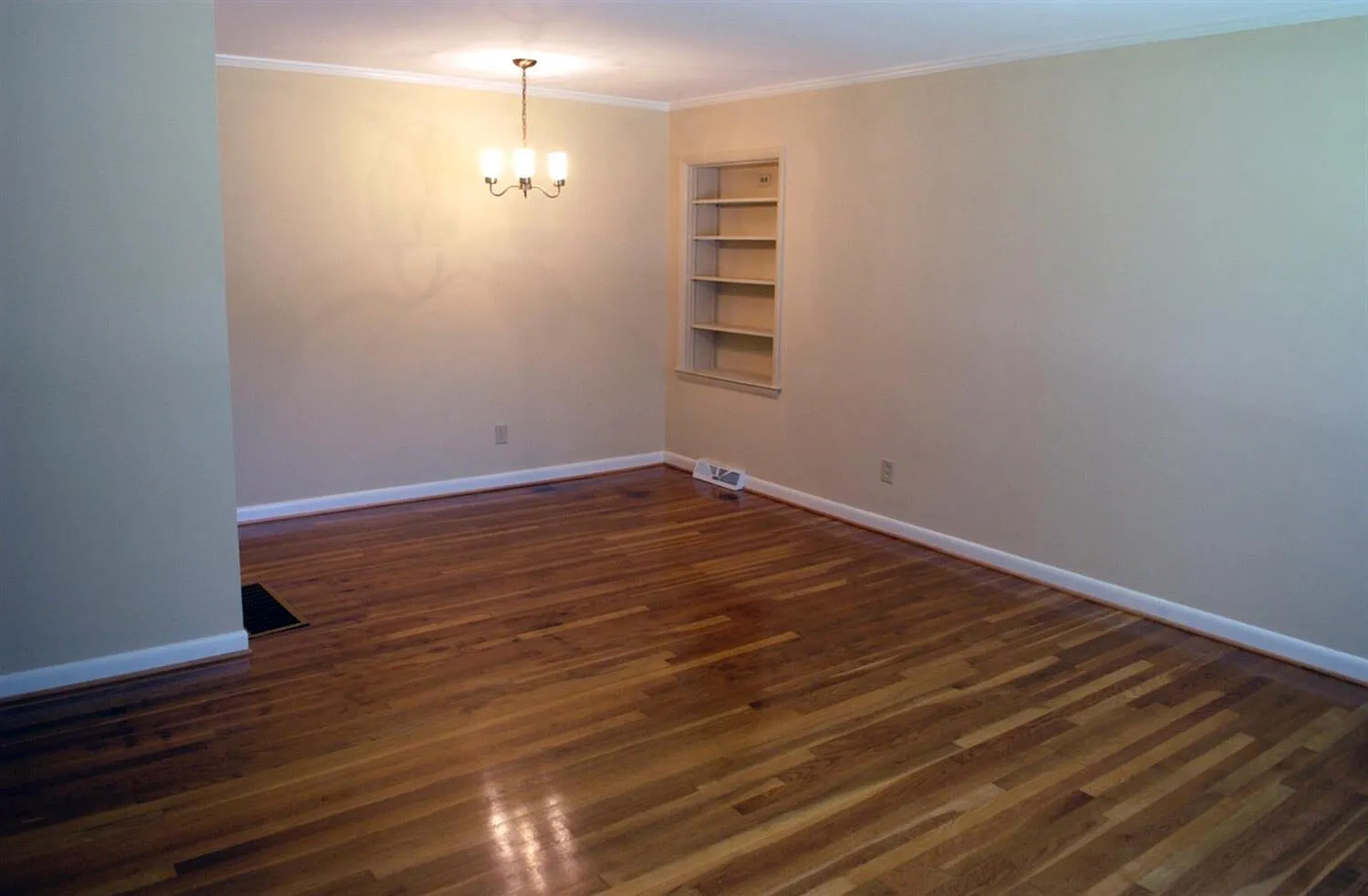 3 bed, 1.5 bath, 1398 sqft, $2,000 — Photo 2