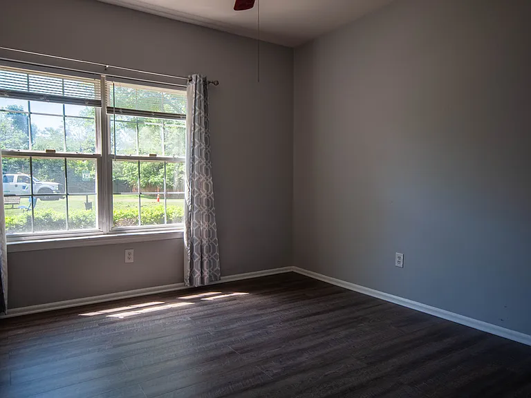 716 Lucy Ct — Photo 12