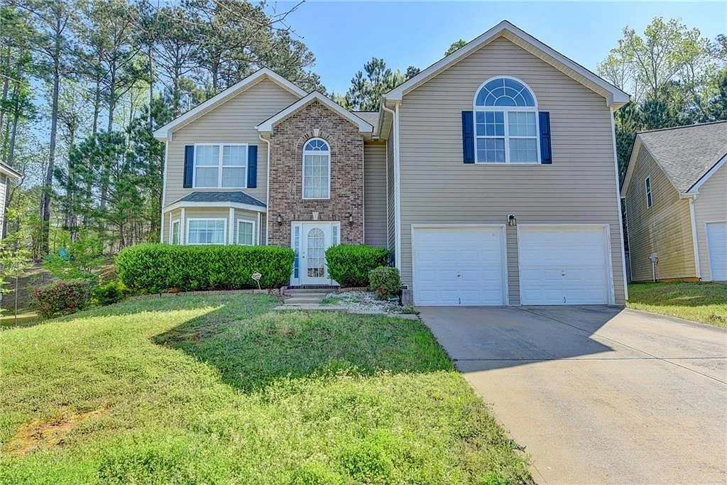 4 bed, 2.5 bath, 2330 sqft, $2,395 — Photo 2