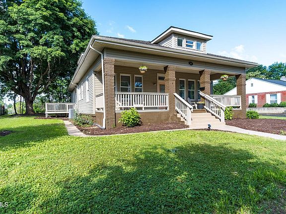4th image of 611 Hillcrest Dr