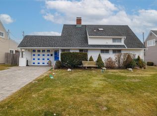 25 Russet Ln, Wantagh, NY 11793