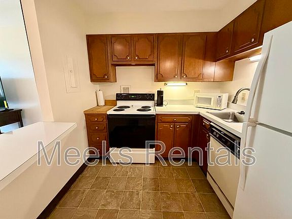 3rd image of 1800 Roundhill Rd