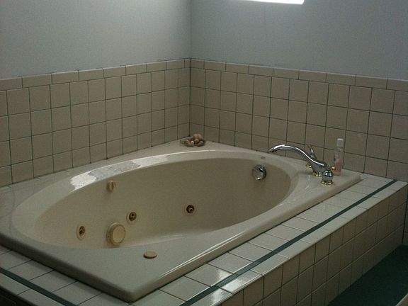 Master bath tub