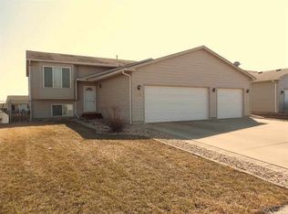 828 S Wheatland Ave, Sioux Falls, SD 57106