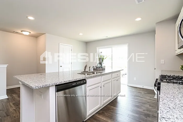 3 bed, 2.5 bath, 1731 sqft, $2,045 — Photo 4