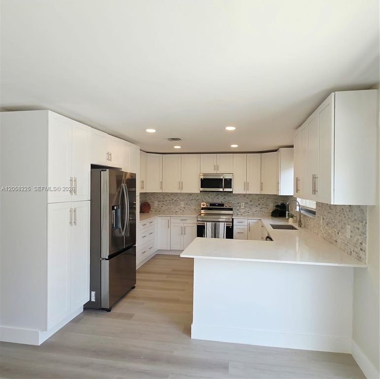 601 NE 1st St, photo 9