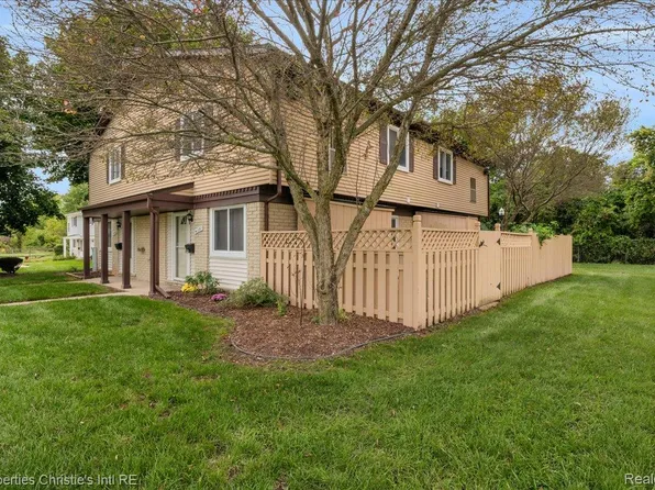 41297 S Woodbury Green Dr, Belleville, MI 48111