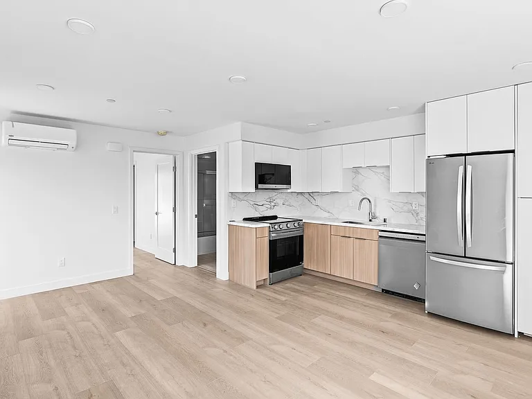 1259 Lincoln Ave — Photo 2